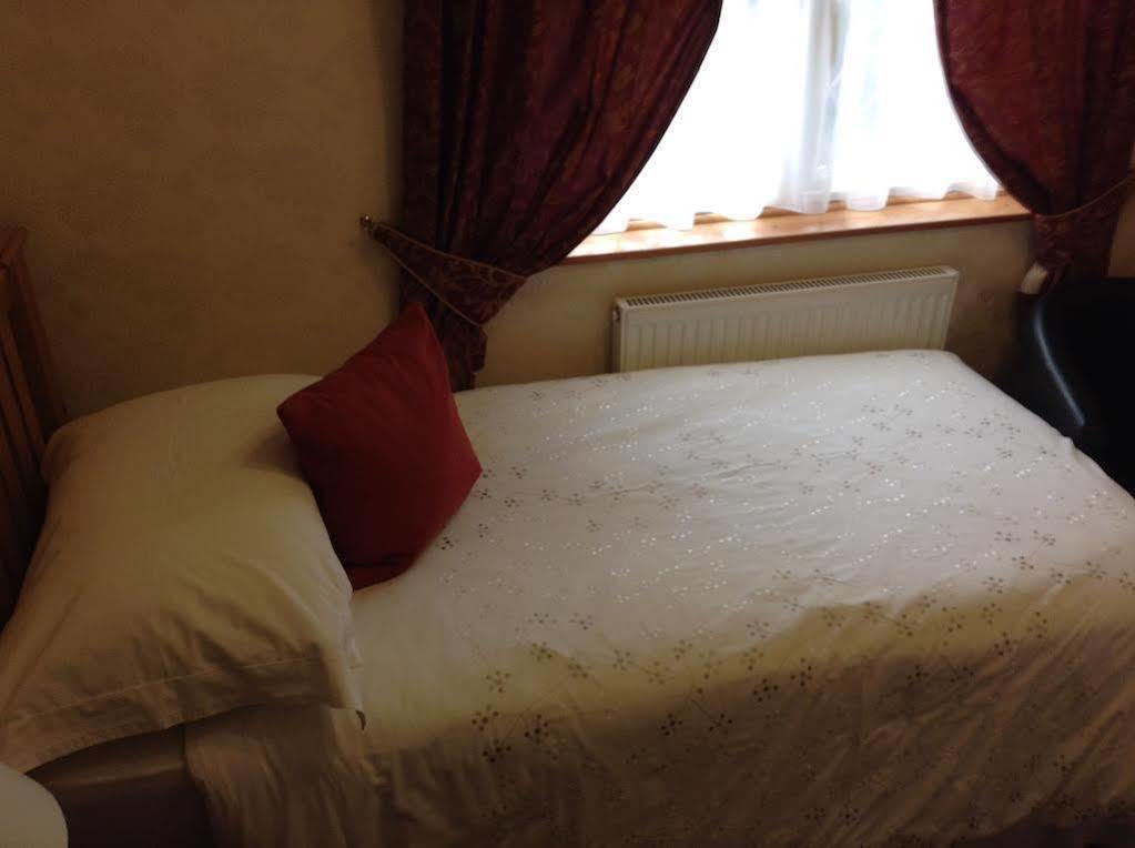 Tudor Cottage Bed & Breakfast Cambridge  Bagian luar foto